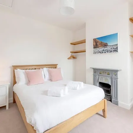 Spacious House - 2 Double Rooms - Street Parking - Garden Bath Exterior photo