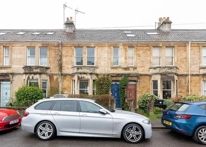 Spacious House - 2 Double Rooms - Street Parking - Garden
