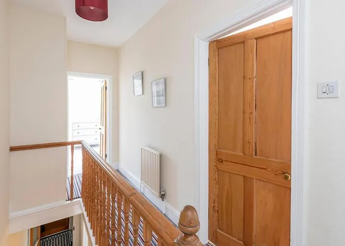 Spacious House - 2 Double Rooms - Street Parking - Garden