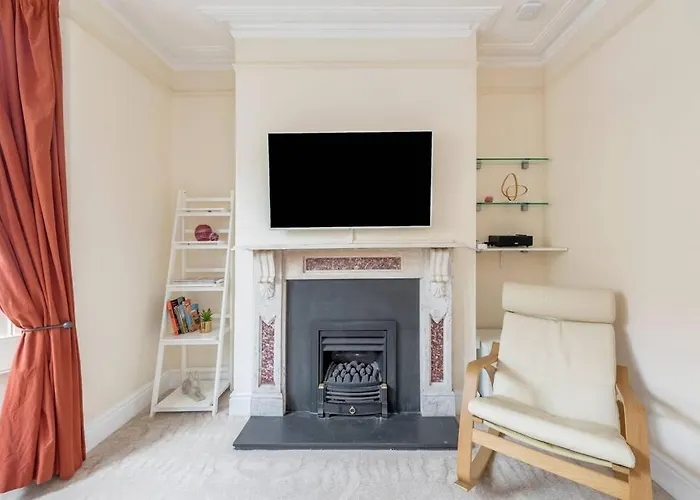 Spacious House - 2 Double Rooms - Street Parking - Garden